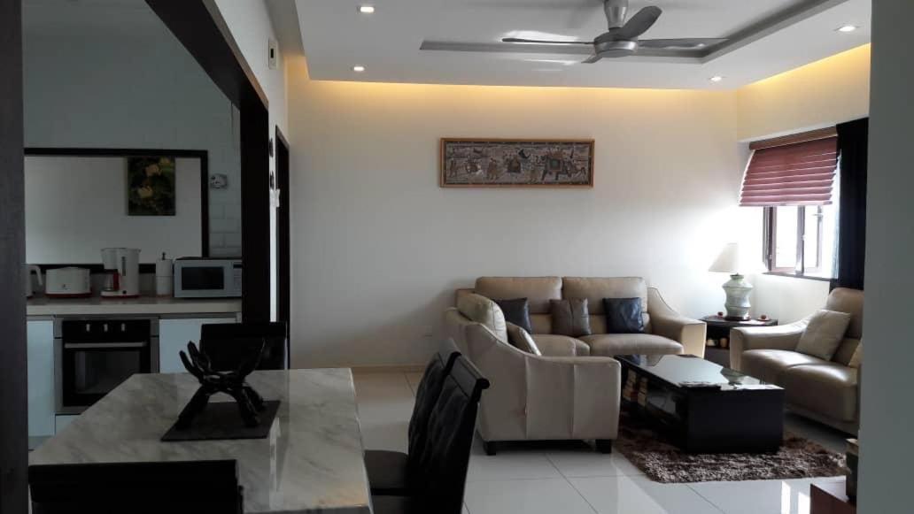 Susie'S Resort Seaview Suites At Sri Sayang Batu Ferringhi Exterior photo